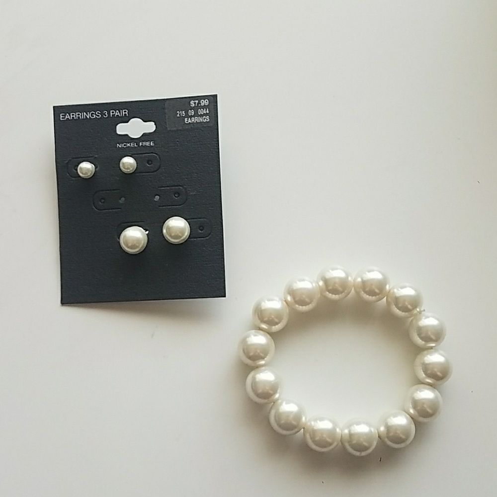 Pearl earrings and stretch bracelet